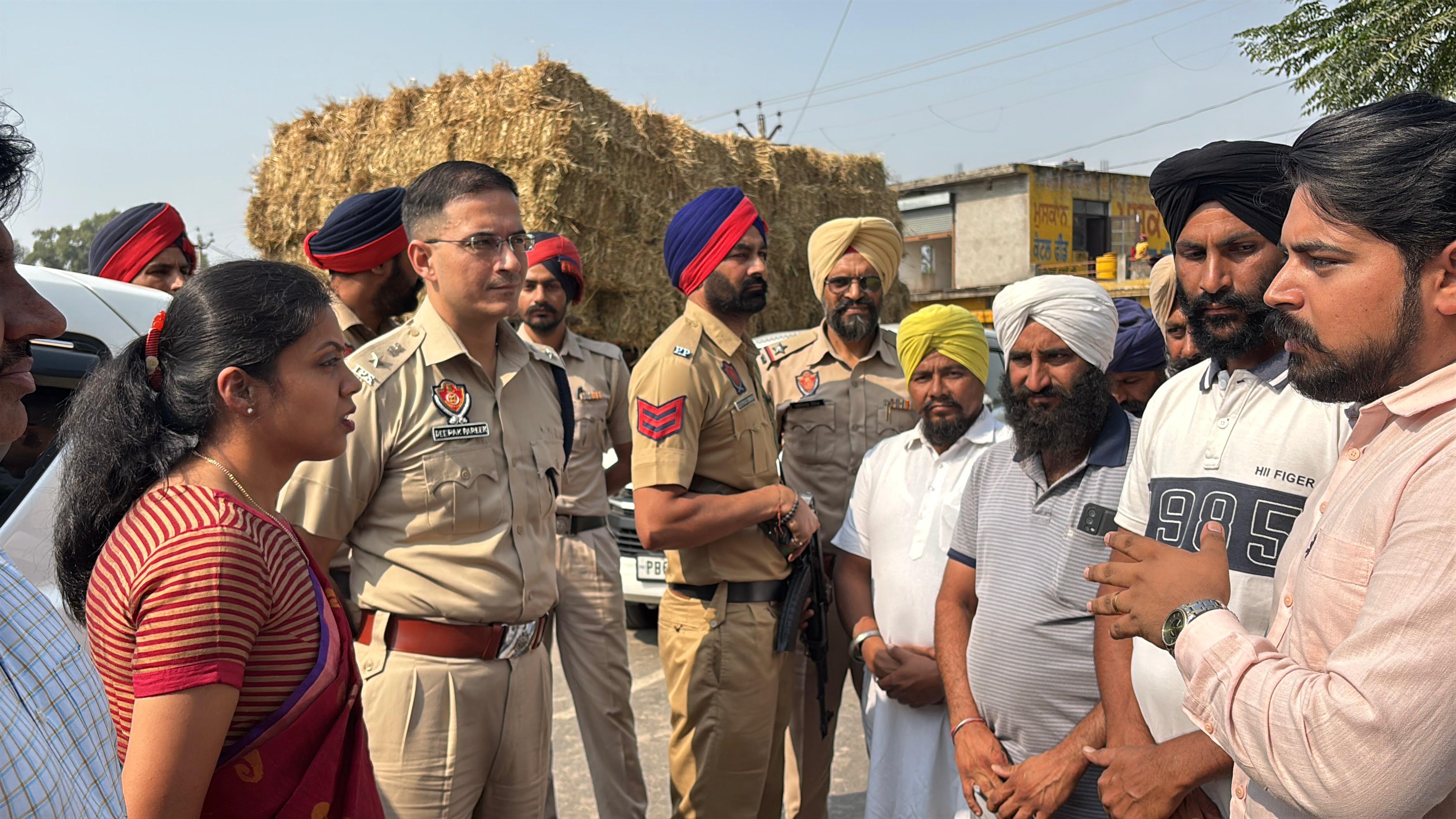 जिले में पराली जलाने पर रोक लगाने के उद्देश्य से डिप्टी कमिश्नर और एसएसपी ने डेराबस्सी क्षेत्र के गांवों का दौरा किया